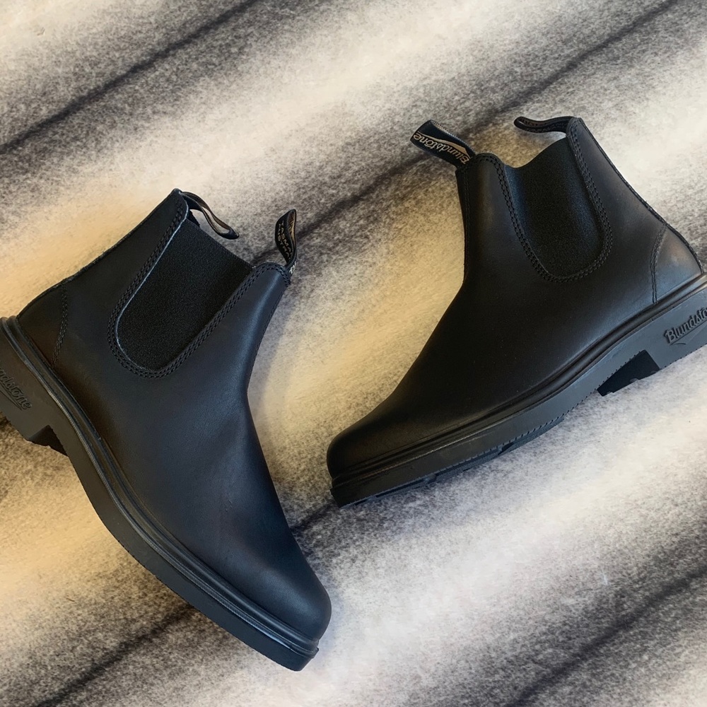 { Blundstone } 063 Dress Boot Black Leather Square Toe